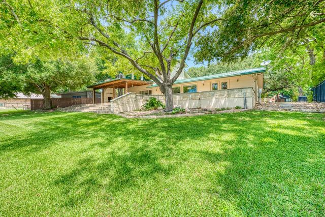 1704 Bluebonnet LN, Kingsland, TX 78639