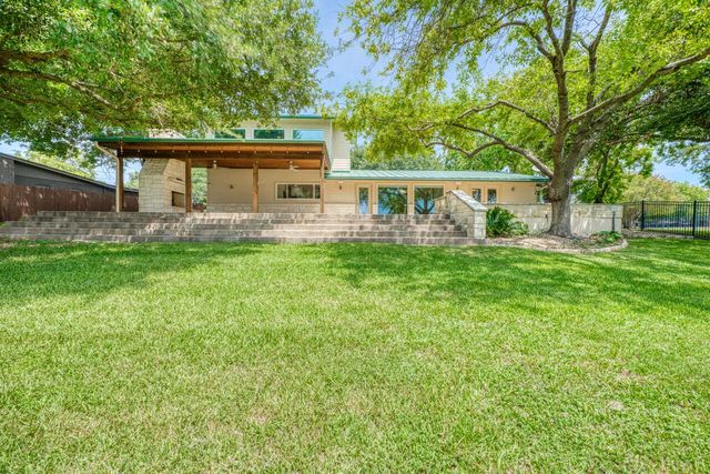 1704 Bluebonnet LN, Kingsland, TX 78639