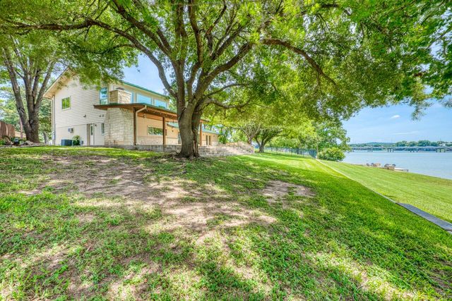 1704 Bluebonnet LN, Kingsland, TX 78639