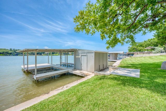 1704 Bluebonnet LN, Kingsland, TX 78639