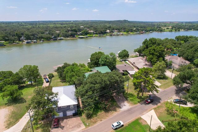 1704 Bluebonnet LN, Kingsland, TX 78639