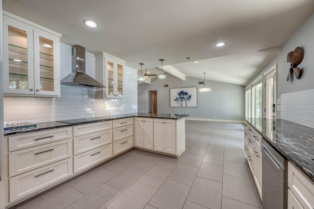 1704 Bluebonnet LN, Kingsland, TX 78639