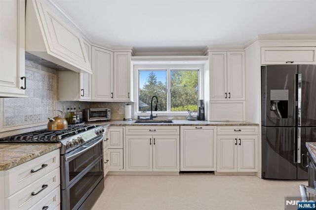 38 Trautwein Crescent, Closter, NJ 07624