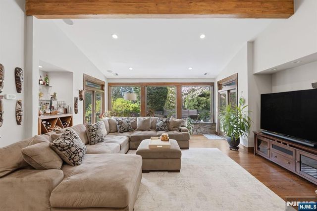 38 Trautwein Crescent, Closter, NJ 07624