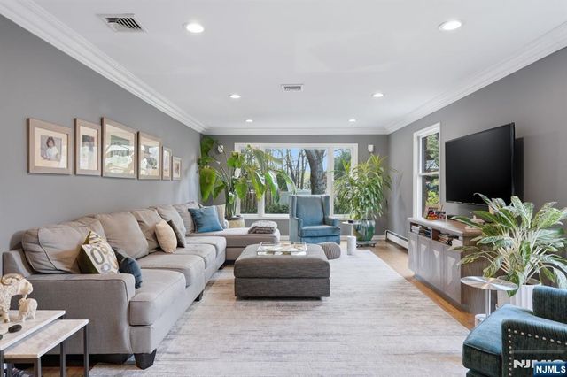 38 Trautwein Crescent, Closter, NJ 07624