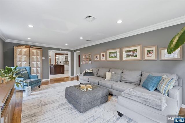 38 Trautwein Crescent, Closter, NJ 07624