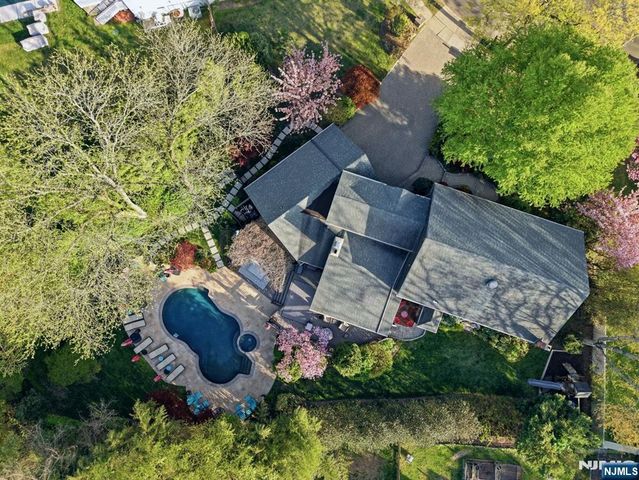 38 Trautwein Crescent, Closter, NJ 07624