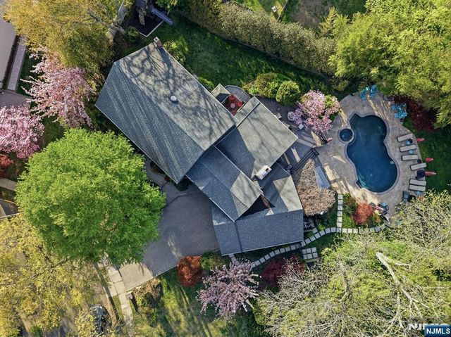 38 Trautwein Crescent, Closter, NJ 07624