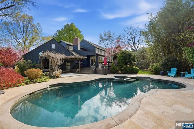 38 Trautwein Crescent, Closter, NJ 07624