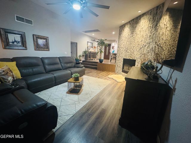 4621 Esparza Lane, El Paso, TX 79934