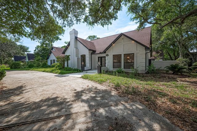 702 Pine Hollow Drive, Friendswood, TX 77546