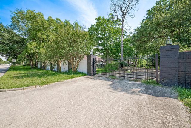 702 Pine Hollow Drive, Friendswood, TX 77546