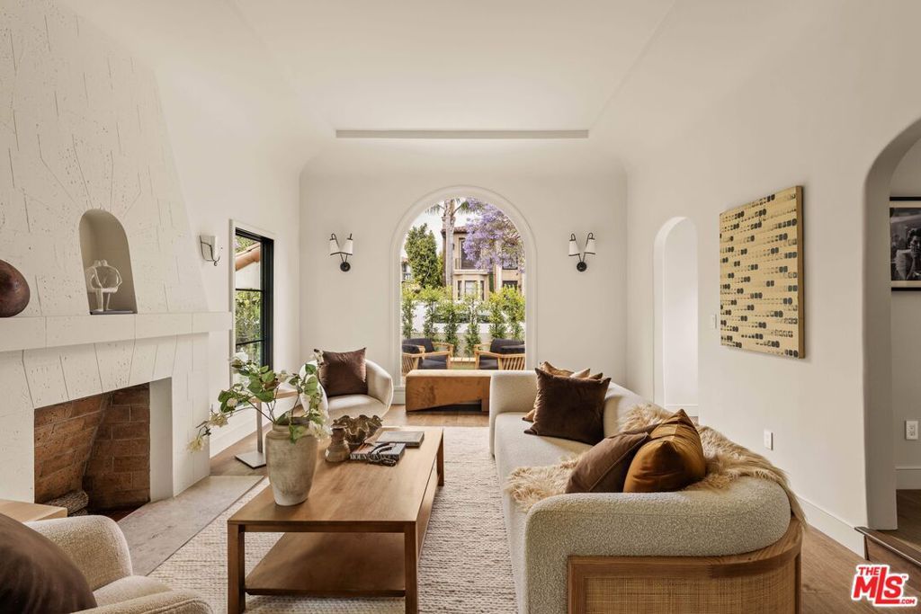 Image 4 of property listing at 6500 W 5th Street, Los Angeles, CA 90048