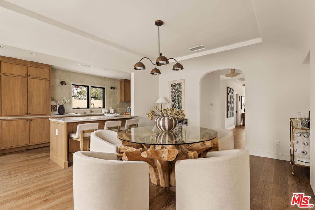 Image 7 of property listing at 6500 W 5th Street, Los Angeles, CA 90048