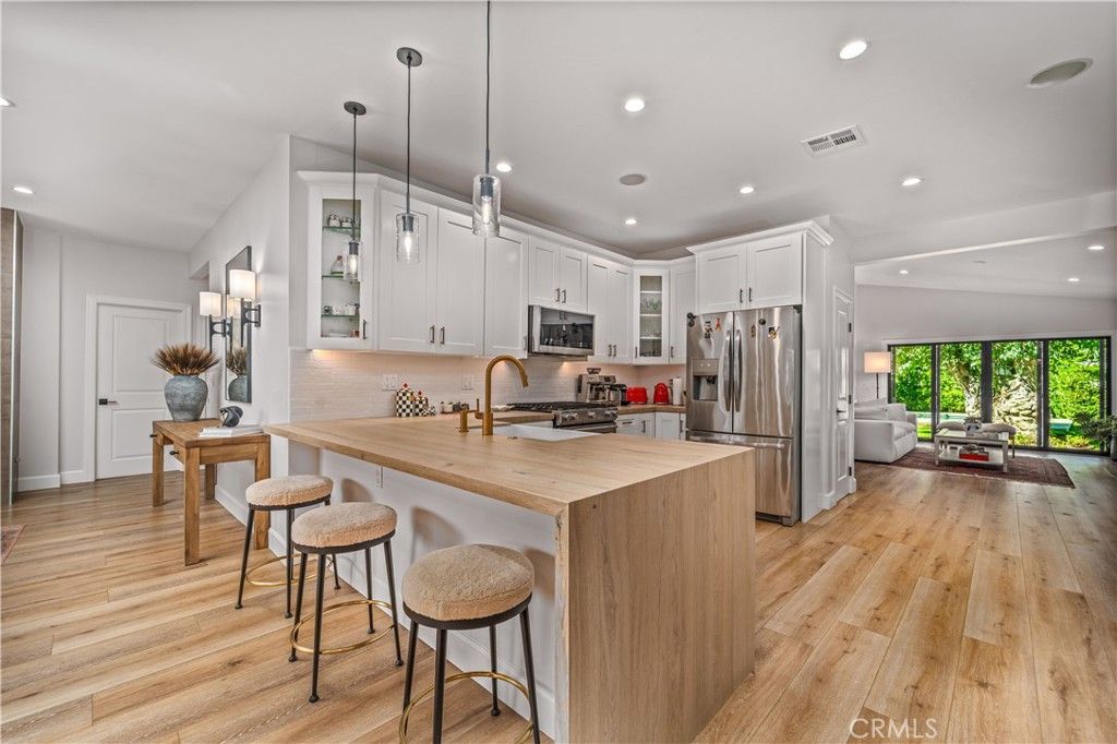 21327 Providencia, Woodland Hills, CA 91364