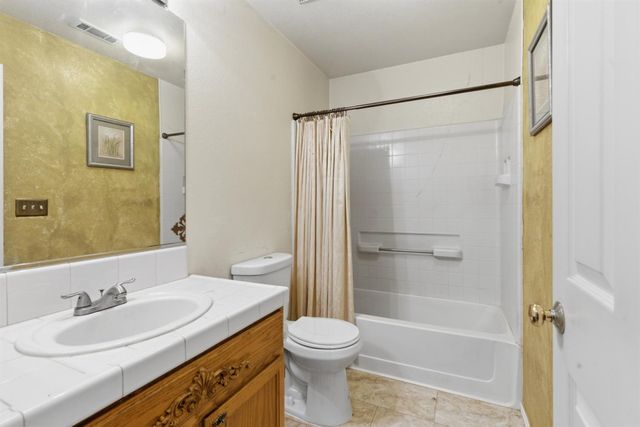 442 Hummingbird Dr, Lodi, CA 95240
