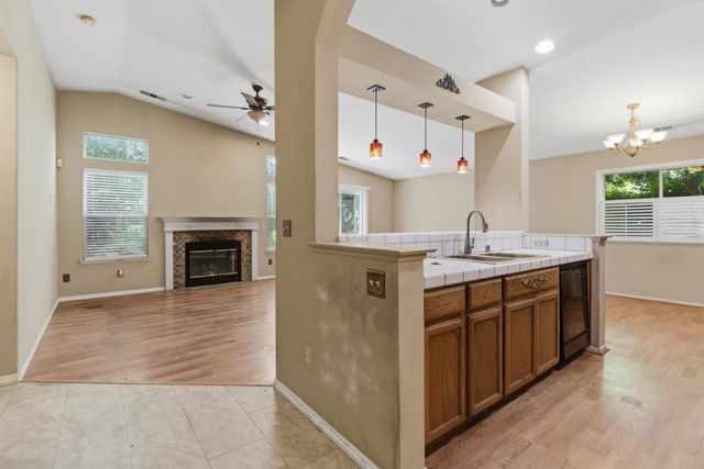 442 Hummingbird Dr, Lodi, CA 95240