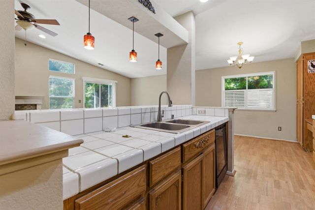 442 Hummingbird Dr, Lodi, CA 95240