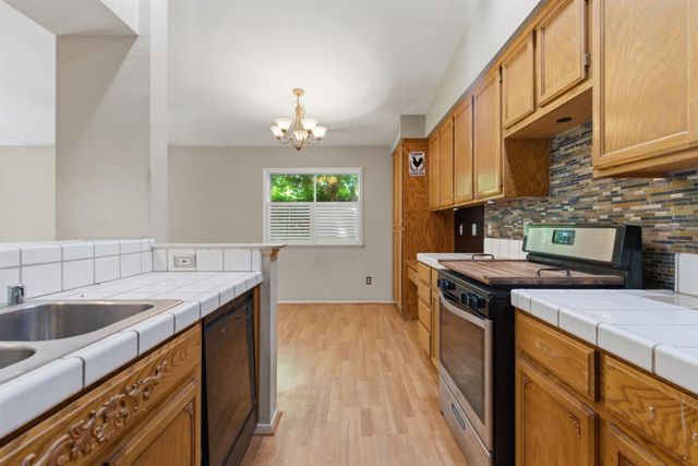 442 Hummingbird Dr, Lodi, CA 95240
