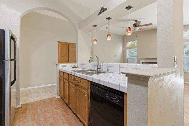 442 Hummingbird Dr, Lodi, CA 95240