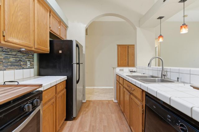 442 Hummingbird Dr, Lodi, CA 95240