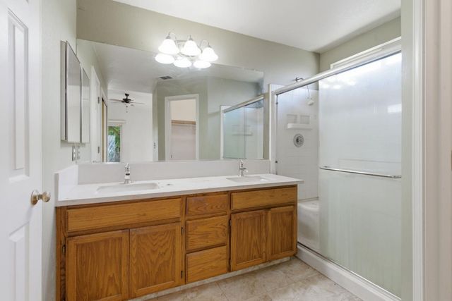 442 Hummingbird Dr, Lodi, CA 95240