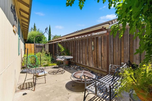 442 Hummingbird Dr, Lodi, CA 95240