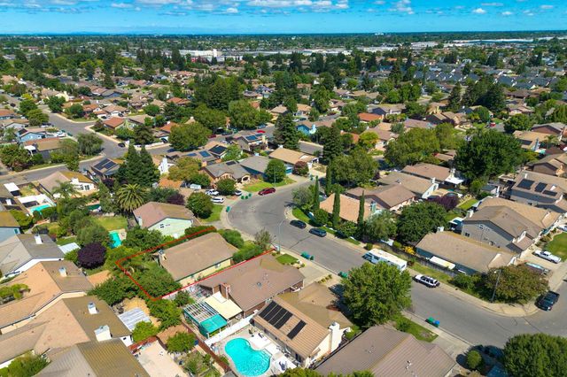 442 Hummingbird Dr, Lodi, CA 95240
