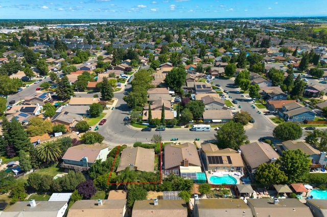 442 Hummingbird Dr, Lodi, CA 95240