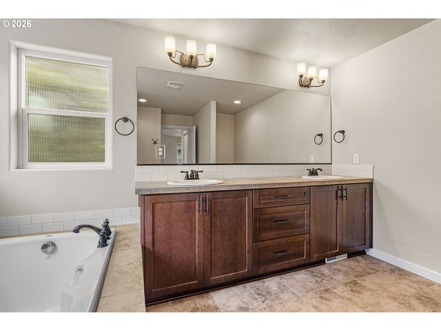 28635 GREENWAY Dr, Wilsonville, OR 97070