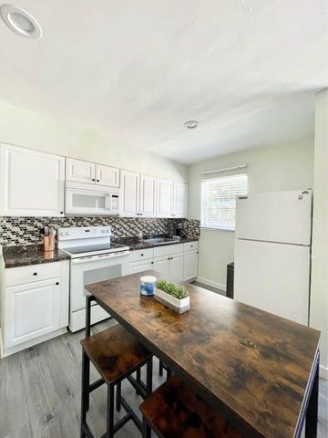 1130 NE 111th St, Biscayne Park, FL 33161