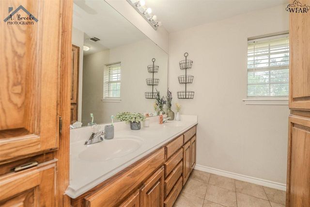 1216 E COMMERCE STREET, Henrietta, TX 76365