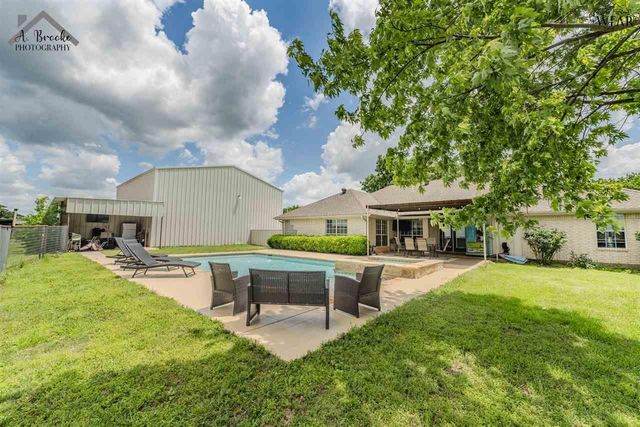 1216 E COMMERCE STREET, Henrietta, TX 76365
