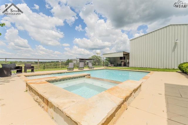 1216 E COMMERCE STREET, Henrietta, TX 76365