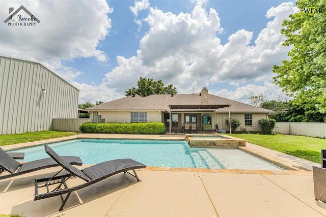1216 E COMMERCE STREET, Henrietta, TX 76365