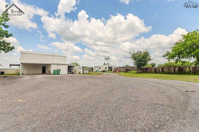 1216 E COMMERCE STREET, Henrietta, TX 76365