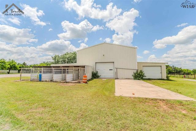 1216 E COMMERCE STREET, Henrietta, TX 76365