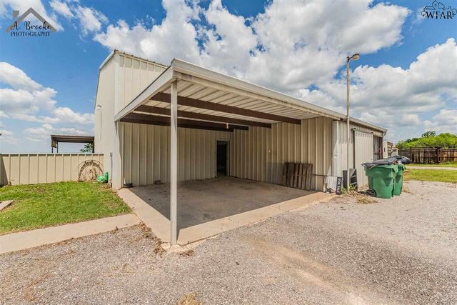 1216 E COMMERCE STREET, Henrietta, TX 76365