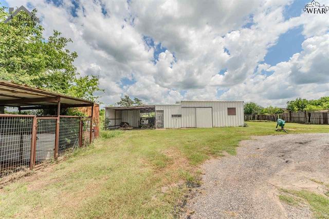 1216 E COMMERCE STREET, Henrietta, TX 76365