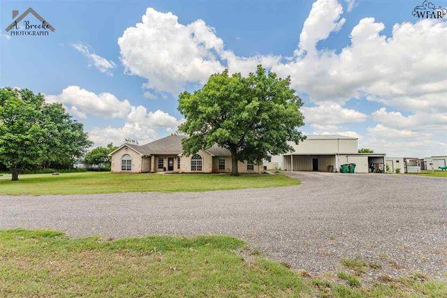 1216 E COMMERCE STREET, Henrietta, TX 76365