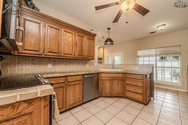 1216 E COMMERCE STREET, Henrietta, TX 76365