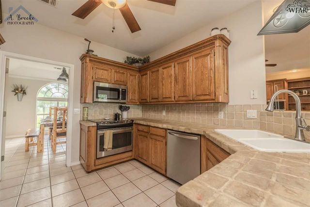1216 E COMMERCE STREET, Henrietta, TX 76365