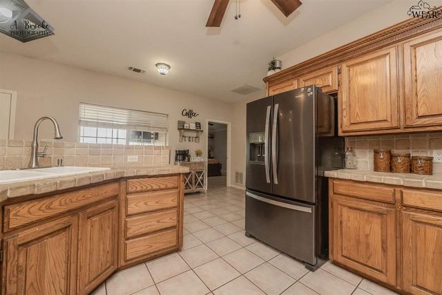 1216 E COMMERCE STREET, Henrietta, TX 76365