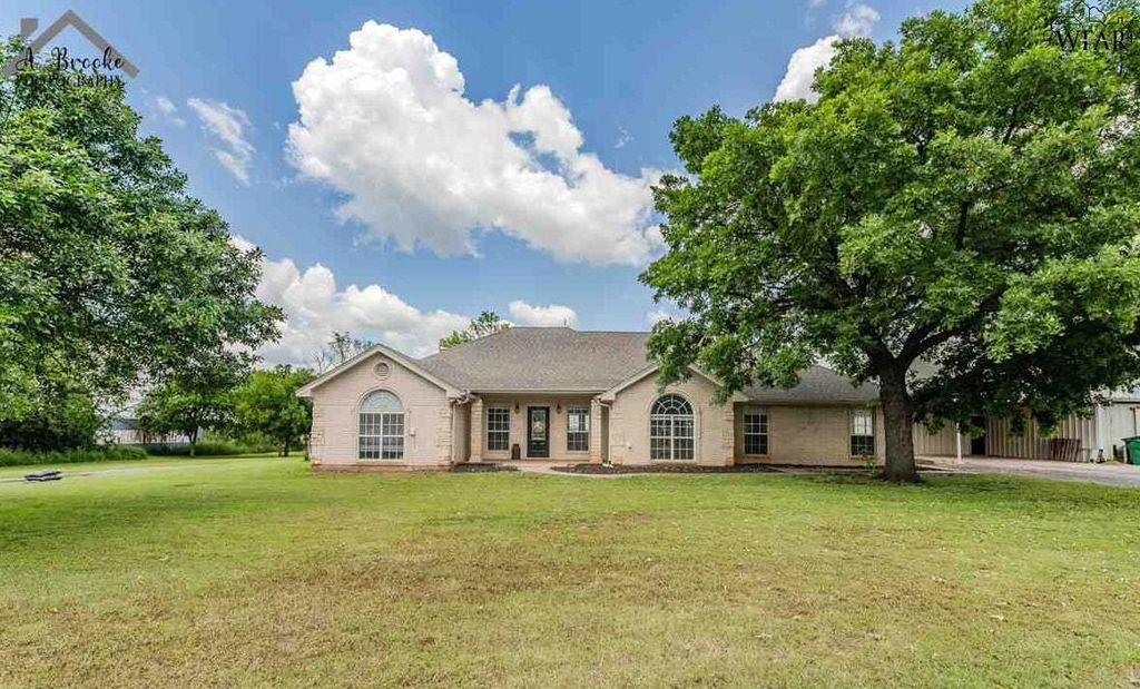 1216 E COMMERCE STREET, Henrietta, TX 76365