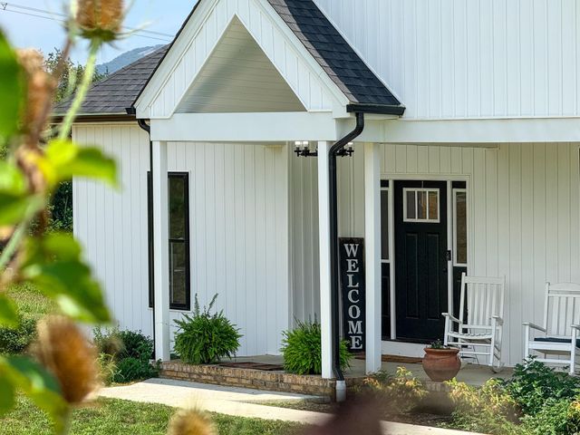 643 CATTLE SCALES RD, Waynesboro, VA 22980