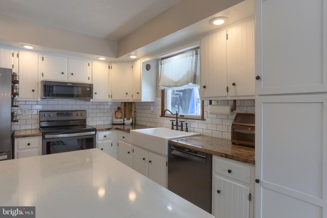 121 MIMOSA LN, Leesport, PA 19533