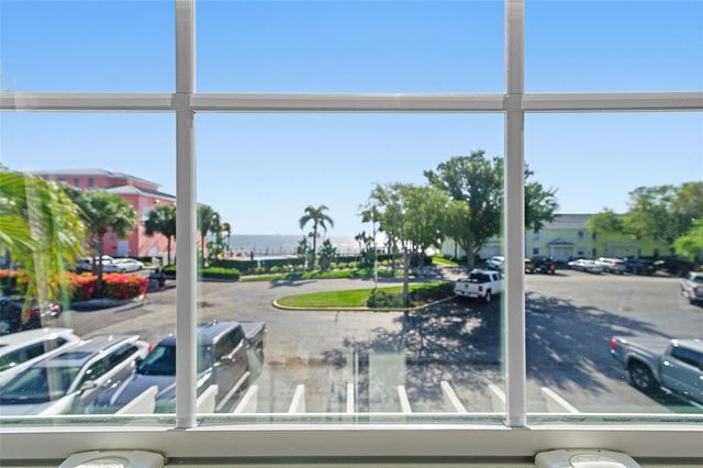 5005 COQUINA KEY DRIVE SE E, St Petersburg, FL 33705