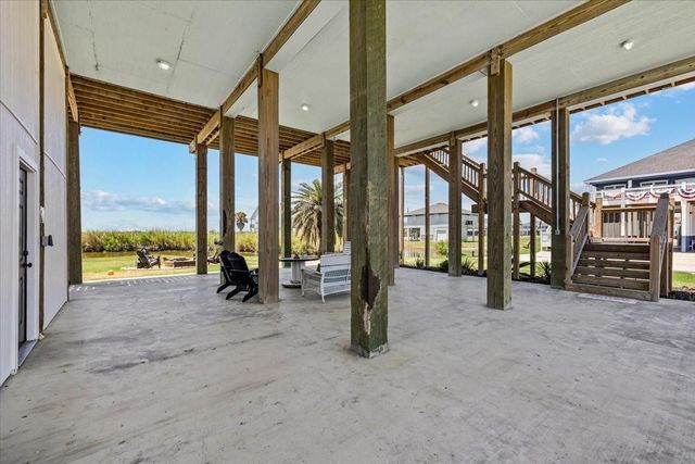 810 Casa Drive, Crystal Beach, TX 77650