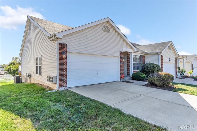 447 Angelique Place, St Charles, MO 63303