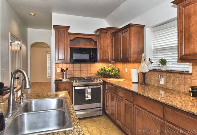 11008 S Olmstead Street W, Jenks, OK 74037